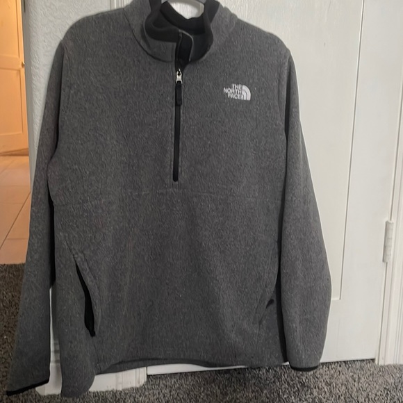 Women’s The North Face sweater
